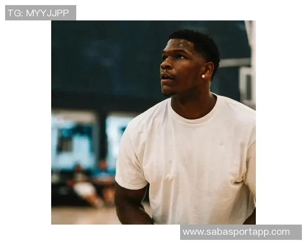 爱德华兹季前赛首球精彩回顾高难度撤步跳投展现夏季训练成果